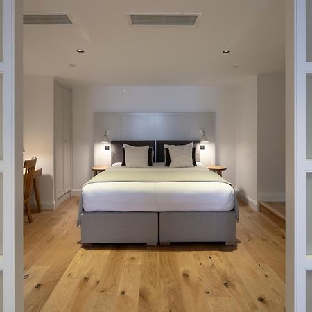 Aparthotel Cheval Old Town Chambers Edimburgo Esterno foto A bedroom at the hotel