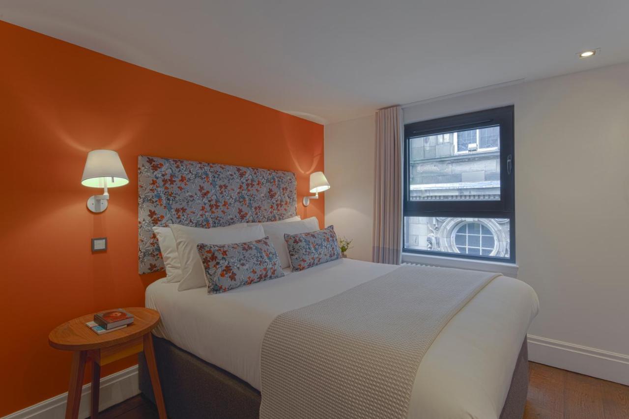 Aparthotel Cheval Old Town Chambers Edimburgo Esterno foto A bedroom at the hotel