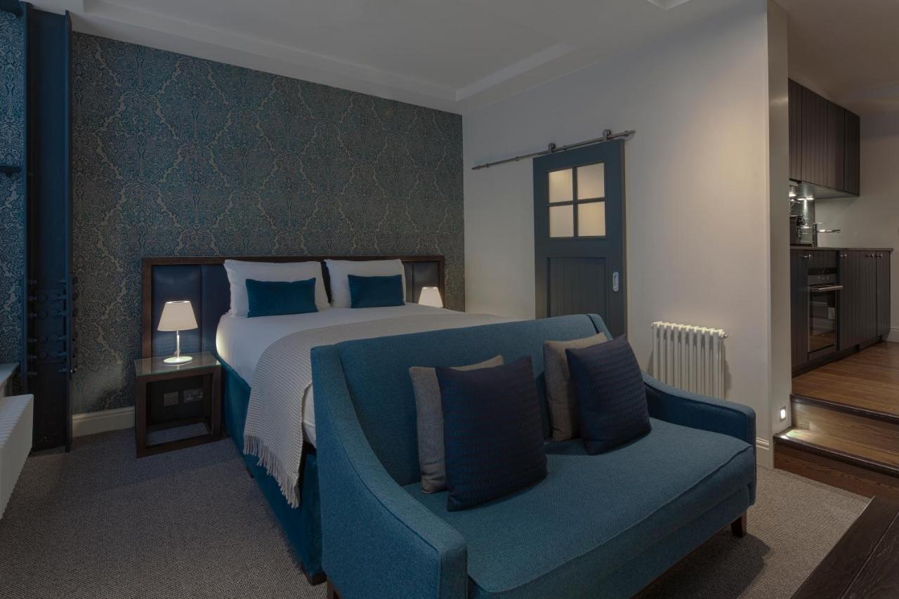 Aparthotel Cheval Old Town Chambers Edimburgo Esterno foto A bedroom at the hotel