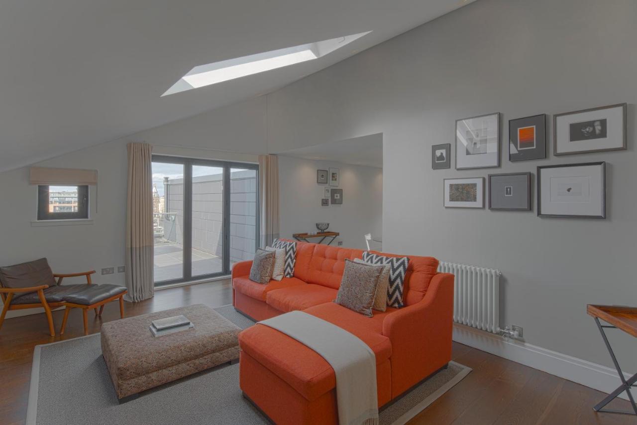 Aparthotel Cheval Old Town Chambers Edimburgo Esterno foto A living room with a skylight