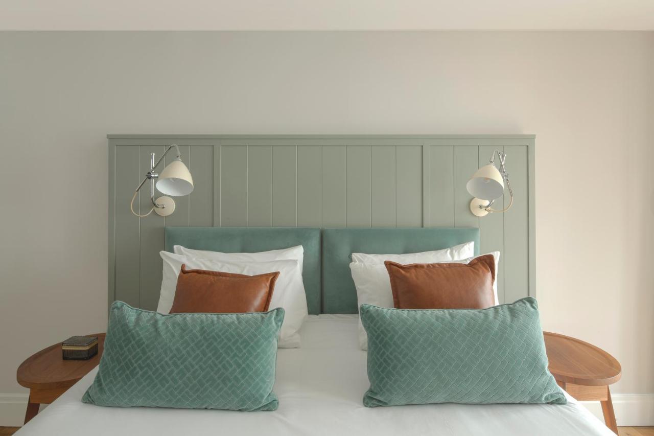 Aparthotel Cheval Old Town Chambers Edimburgo Esterno foto A bed with cushions