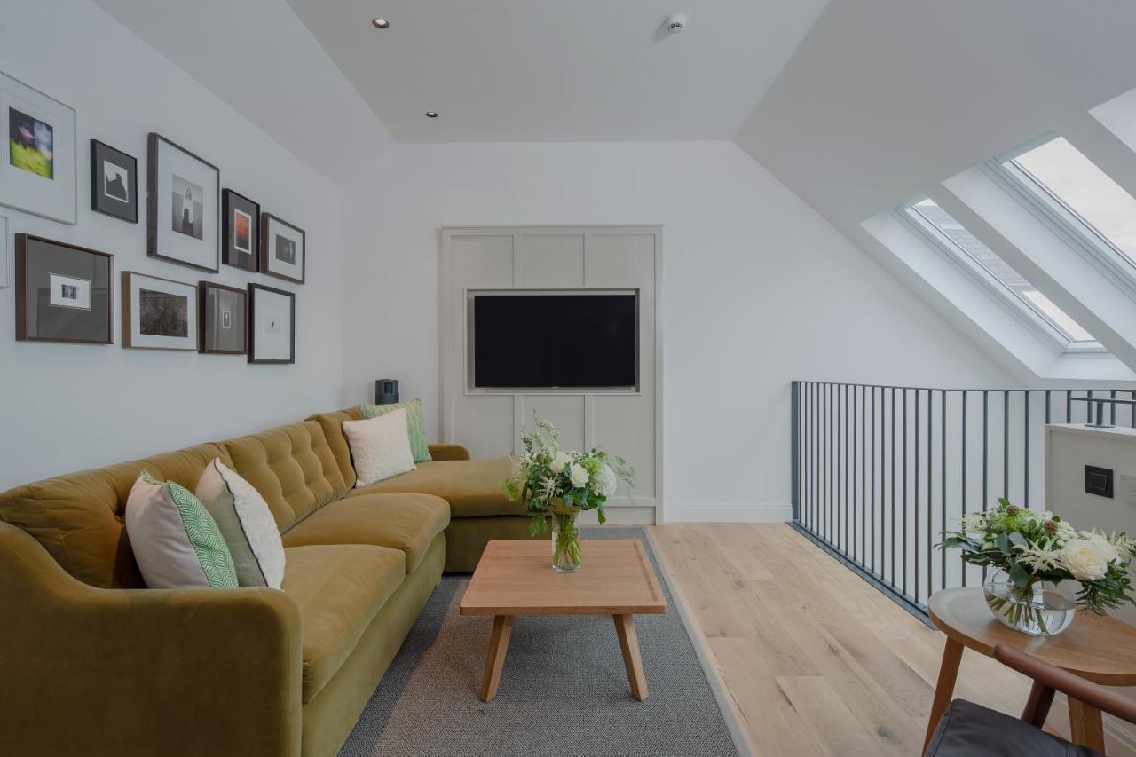 Aparthotel Cheval Old Town Chambers Edimburgo Esterno foto The living room of a penthouse apartment at The Ivy Collection