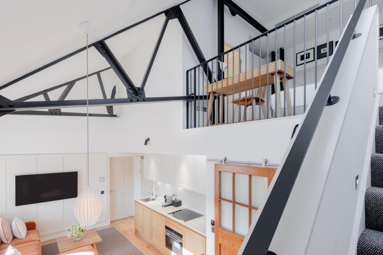Aparthotel Cheval Old Town Chambers Edimburgo Esterno foto The interior of a loft apartment