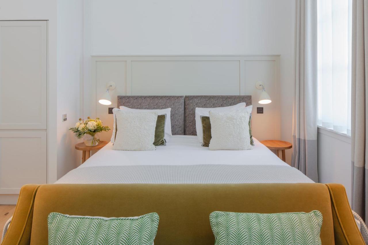 Aparthotel Cheval Old Town Chambers Edimburgo Esterno foto A bedroom at the hotel