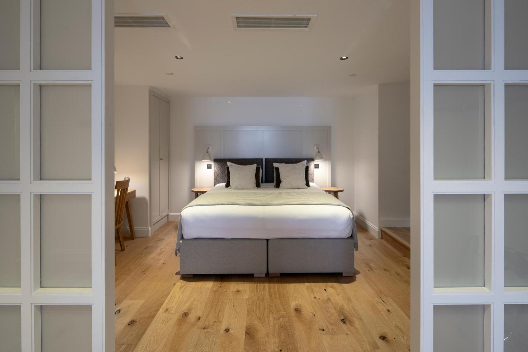 Aparthotel Cheval Old Town Chambers Edimburgo Esterno foto A bedroom at the hotel