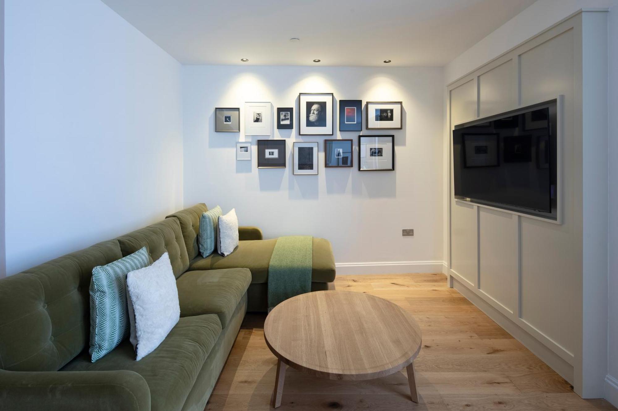 Aparthotel Cheval Old Town Chambers Edimburgo Esterno foto A living room with a television
