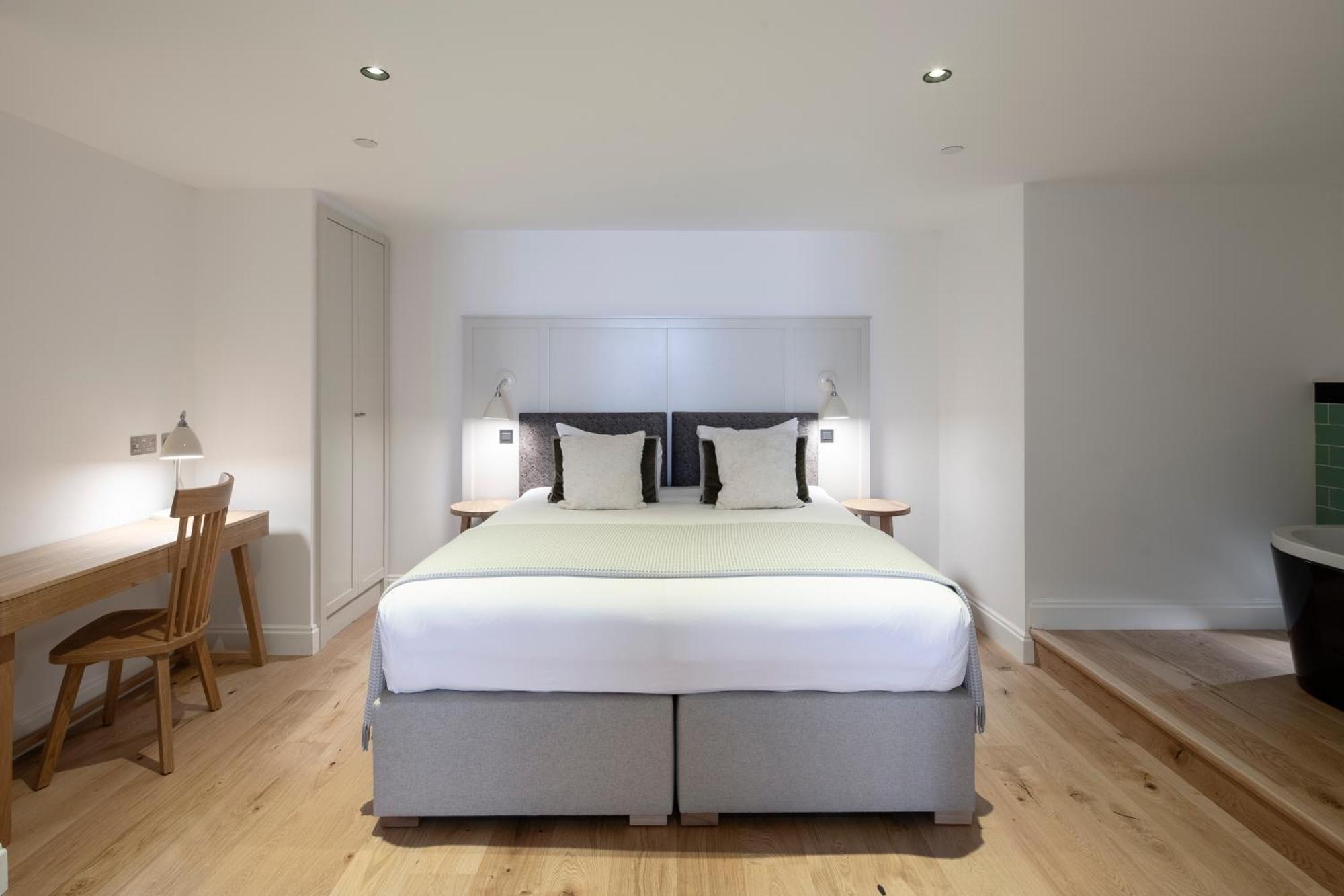 Aparthotel Cheval Old Town Chambers Edimburgo Esterno foto A bedroom at the hotel