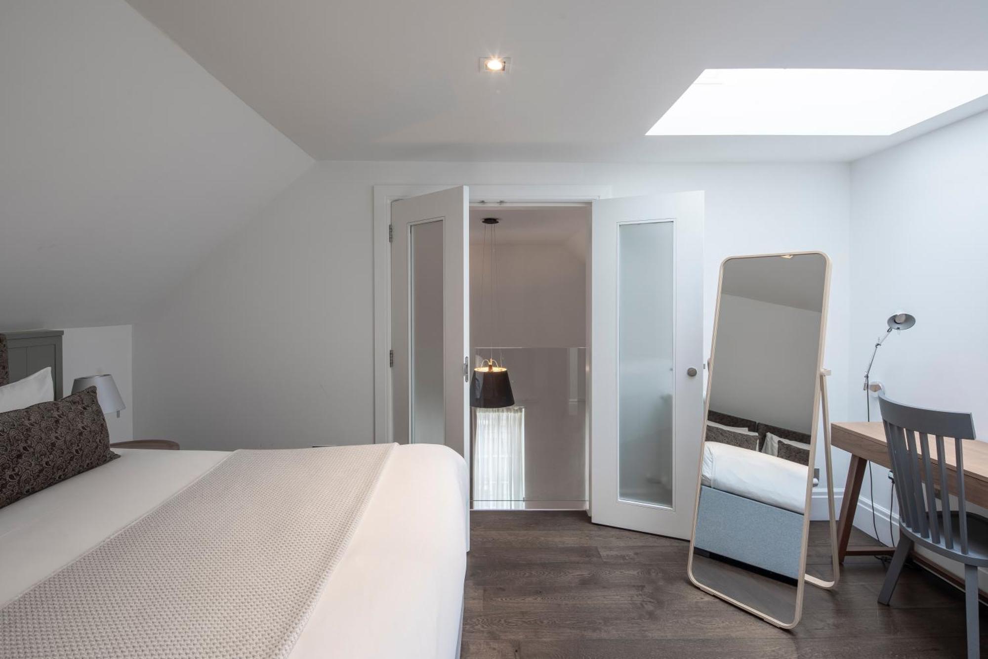 Aparthotel Cheval Old Town Chambers Edimburgo Esterno foto A bedroom with a skylight