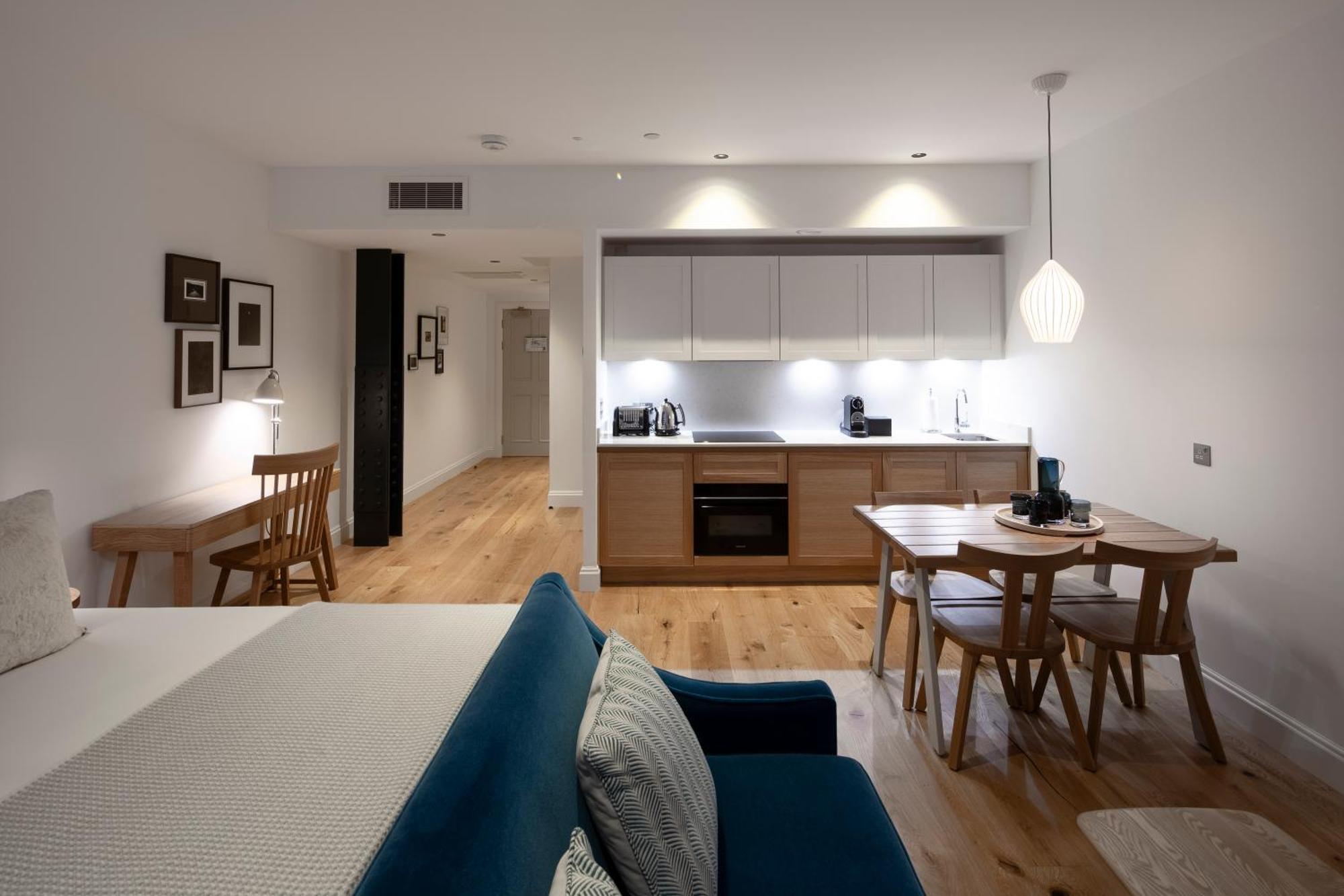 Aparthotel Cheval Old Town Chambers Edimburgo Esterno foto A typical apartment interior