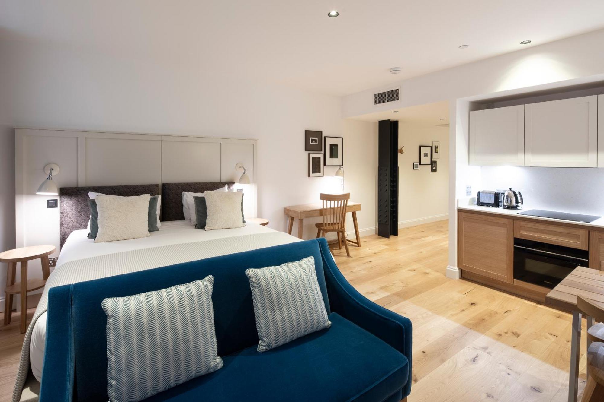 Aparthotel Cheval Old Town Chambers Edimburgo Esterno foto A typical studio apartment