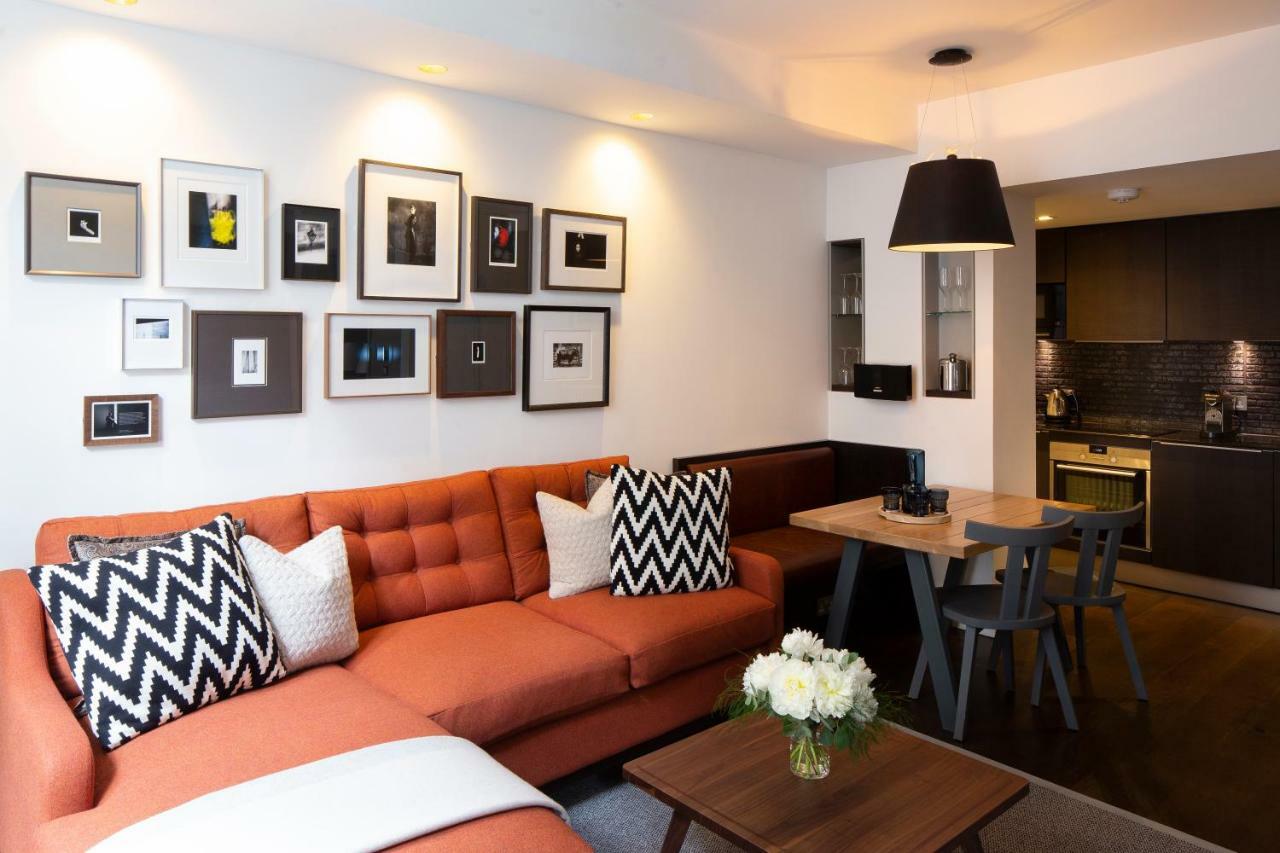 Aparthotel Cheval Old Town Chambers Edimburgo Esterno foto A living room with a kitchen in the background